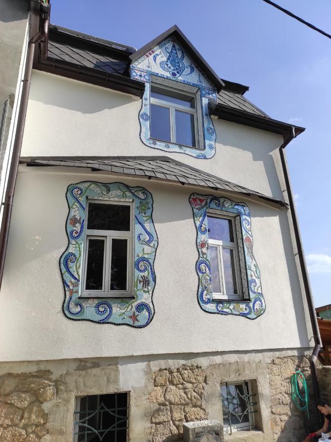 Vila v mozaikovém španělském stylu v Děčíně Extérieur photo