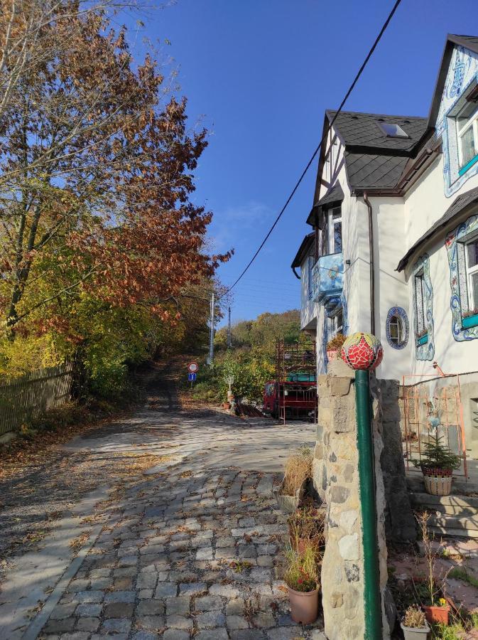 Vila v mozaikovém španělském stylu v Děčíně Extérieur photo